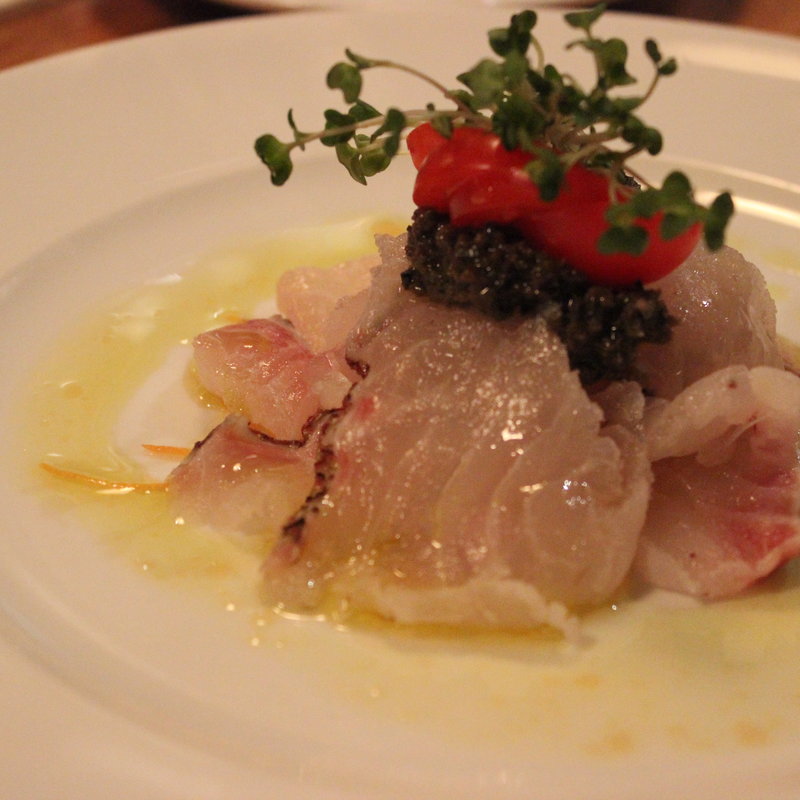 瞬間スモークした真鯛のカルパッチョ(東京ワインバル八十郎 築地店)