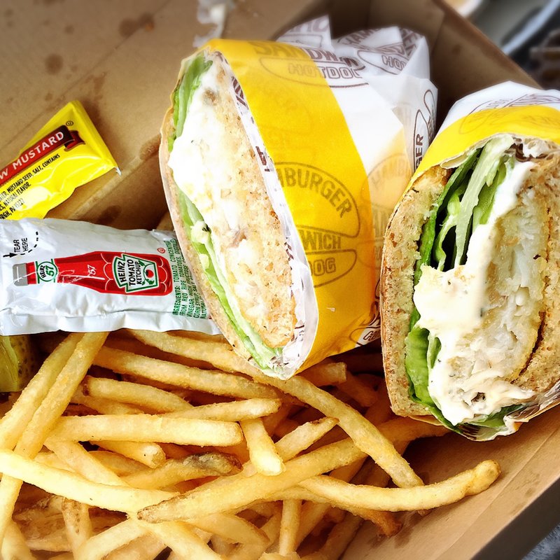 フィッシュフライのタルタルサンド(wine shop&島sand るすた)