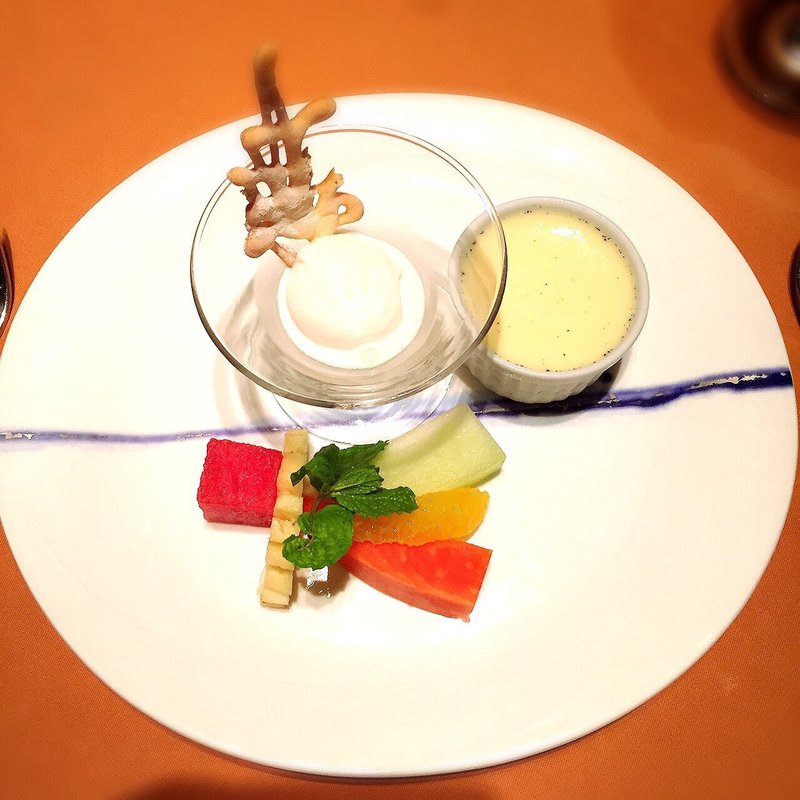 2種類の自家製キャラメルプディングのトロピカルフルーツ添え(Villa Air Bali)