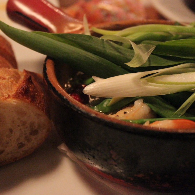 海老と京都九条ねぎのアヒージョ(東京ワインバル八十郎 築地店)