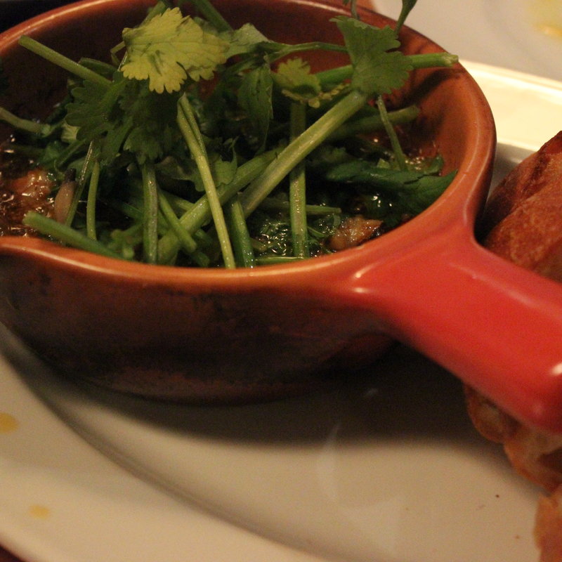 つぶ貝とパクチーのトムヤムアヒージョ(東京ワインバル八十郎 築地店)