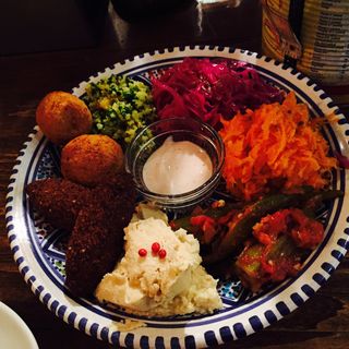 アラブ系野菜のお惣菜とピタパンのセット(ロス バルバドス)