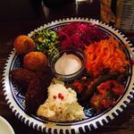 アラブ系野菜のお惣菜とピタパンのセット