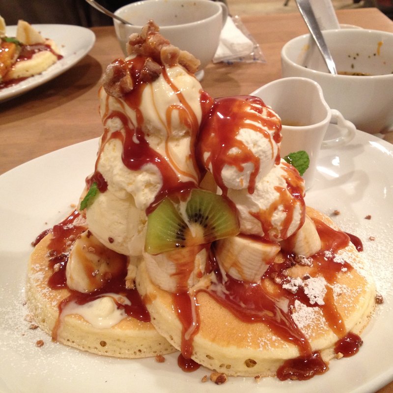 塩キャラメルとナッツの、バナナパンケーキ(パンケーキママカフェ VoiVoi （ヴォイヴォイ）)