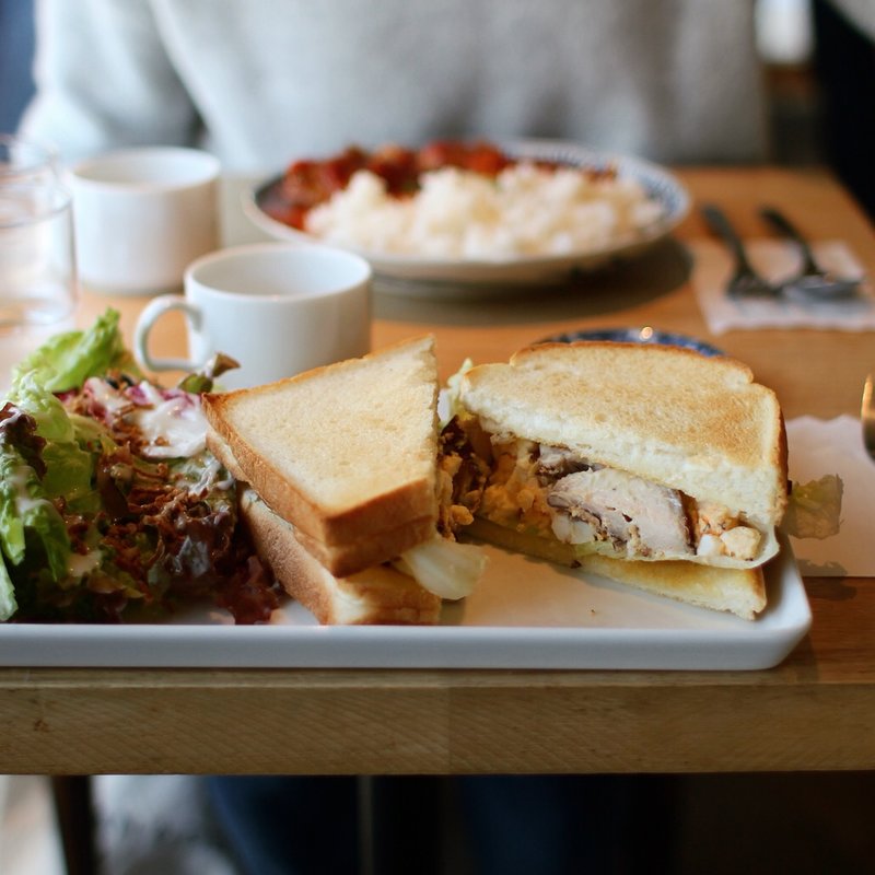 自家製スモークチキンとたまごのサンドイッチのハーフサイズ(あぶくり)
