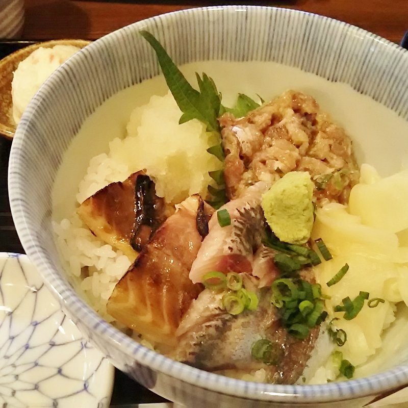 焼き鯖丼(大衆酒場 匠)