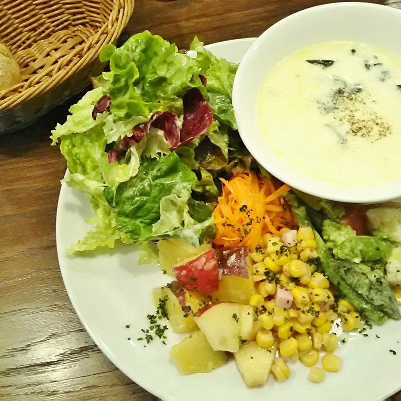 真ダラとほうれん草とお野菜のクリームスープとサラダのプレート(Tocci （トッチ）)