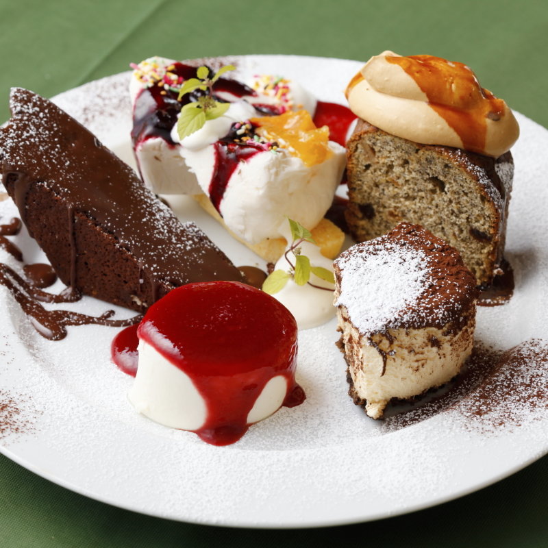 デザートの盛り合わせ(ラ ファーメ （La Fame）)