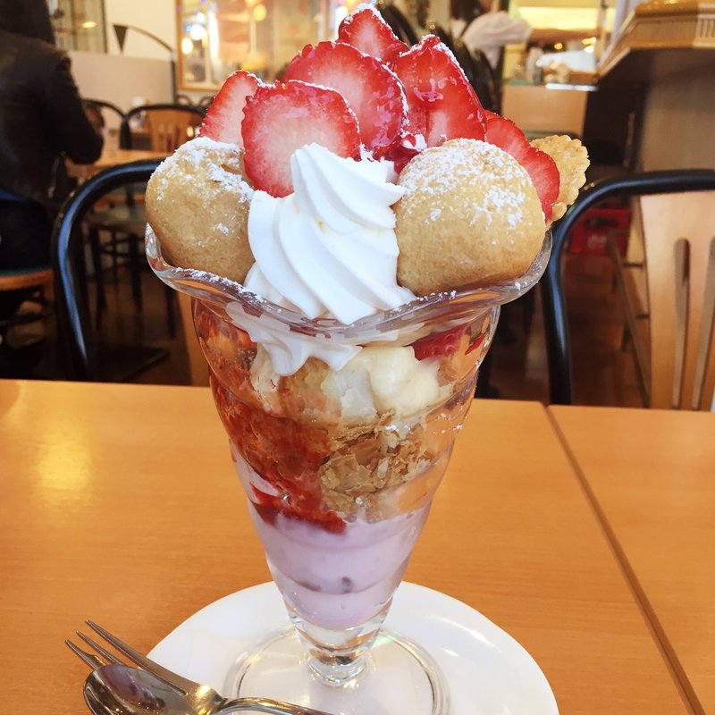 あまおうのタワーパフェ(パーラーセンカ)