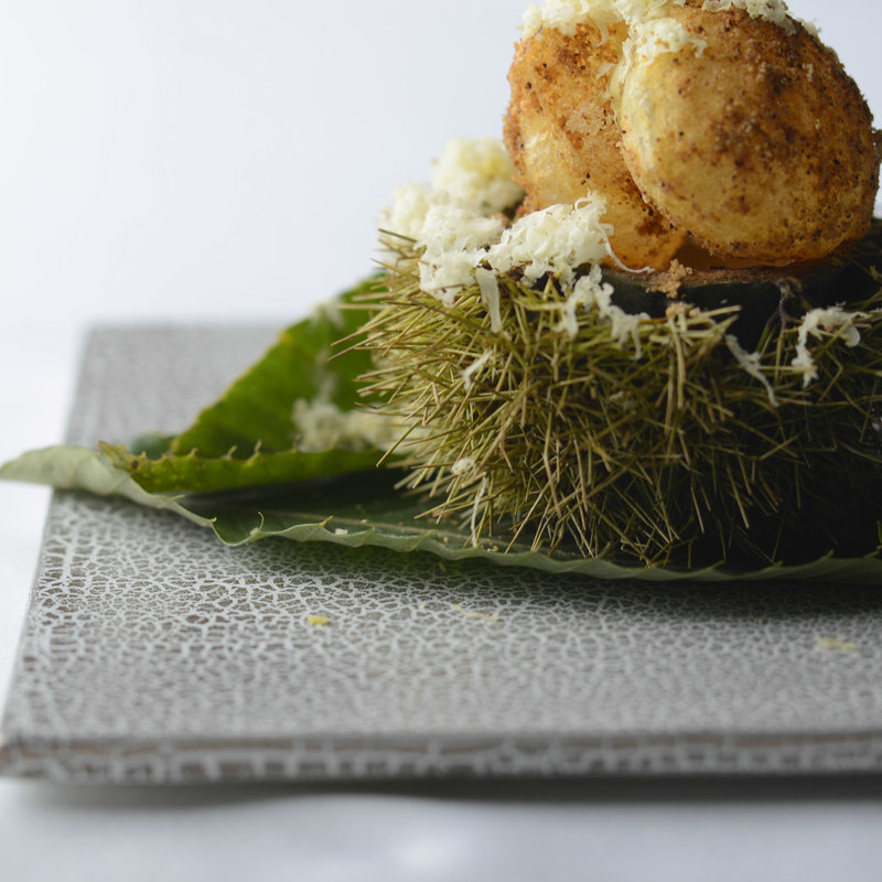 和栗の揚げマカロン(ランベリー ナオト キシモト 南青山 （L'EMBELLIR Naoto Kishimoto）)