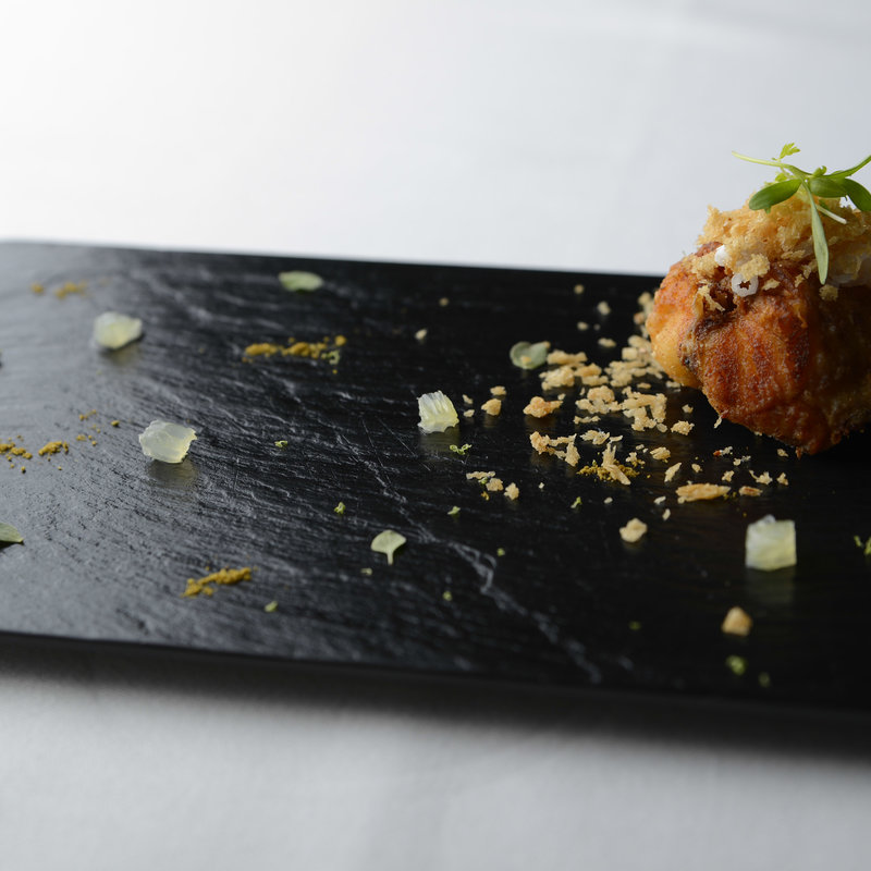 鶏肉の揚げ　岩塩とともに(ランベリー ナオト キシモト 南青山 （L'EMBELLIR Naoto Kishimoto）)