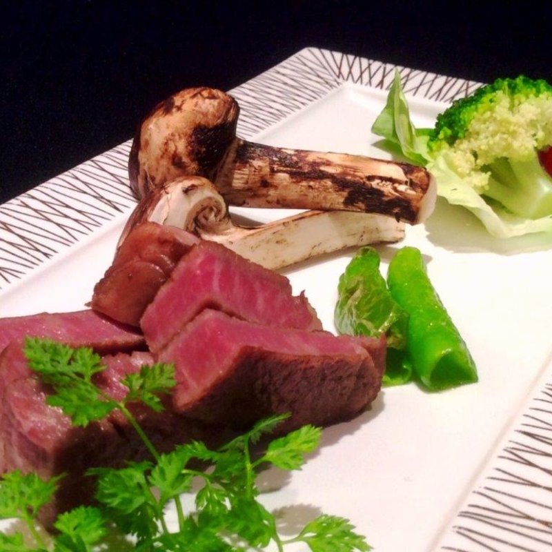 和牛のステーキ　松茸と共に(けせらせら)