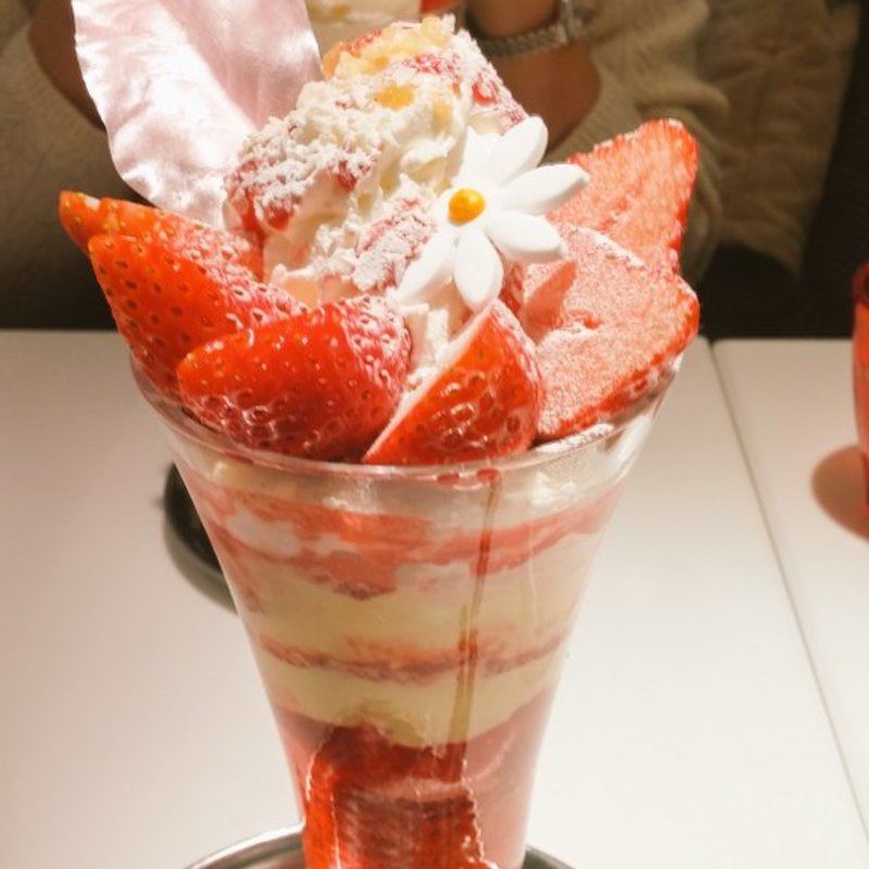 ストロベリーパフェ(ラランジェ )