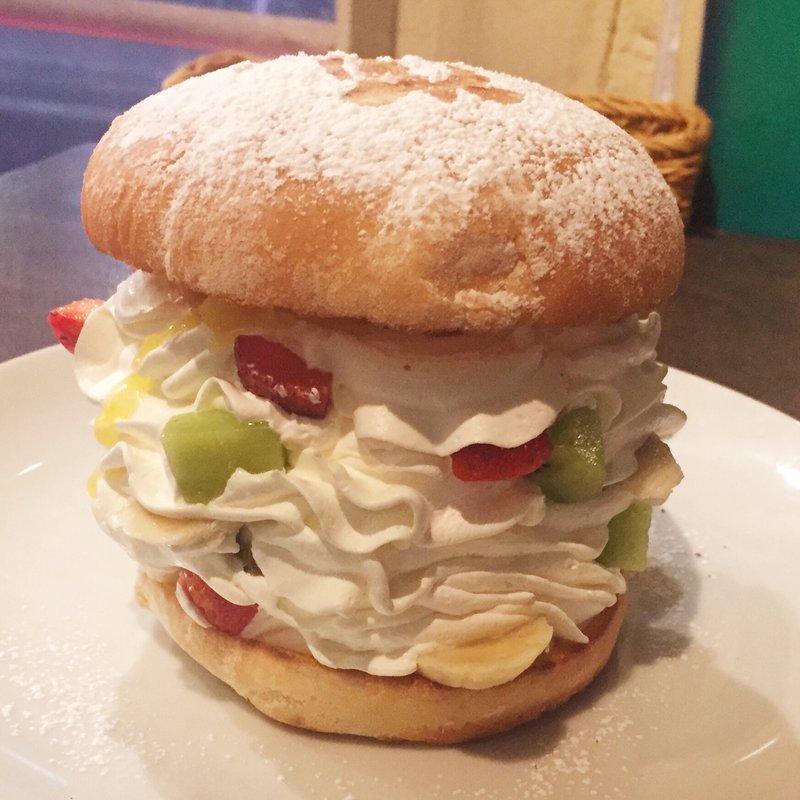 メガ盛りスイーツバーガーwithリリコイソース(テディーズビガーバーガーHAWAII)