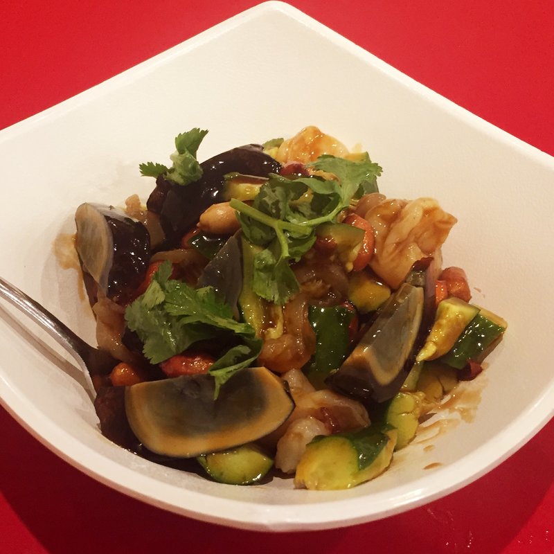 エビ、ピータン、くらげ、キュウリ、ピーナッツの特製黒酢たれ(永利 池袋本店)