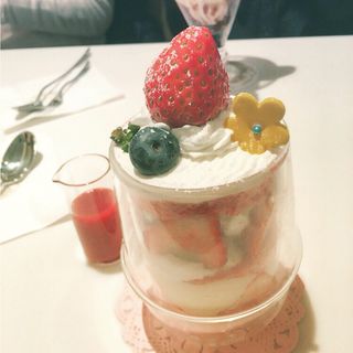 苺のショートケーキ(渋谷西村 フルーツパーラー （シブヤニシムラフルーツパーラー）)