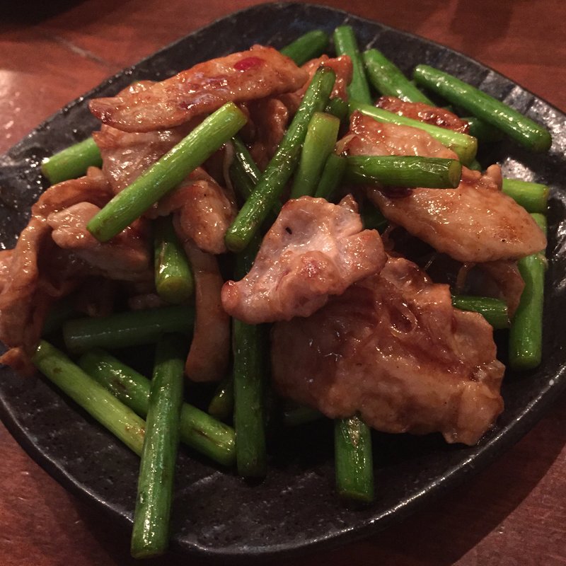 ニンニクの芽と豚肉炒め(やきとんまことや)