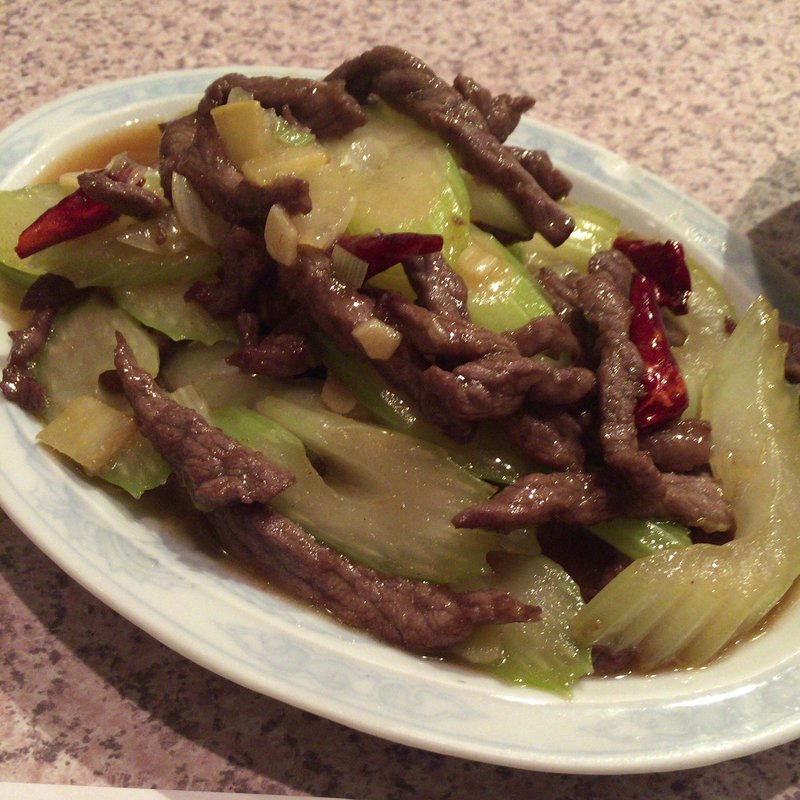 牛肉細切りとセロリのピリ辛炒め(北京飯店)
