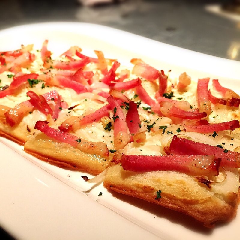 フランス風ピザ ベーコンと玉ねぎのタルトフランペ(イーターブル)