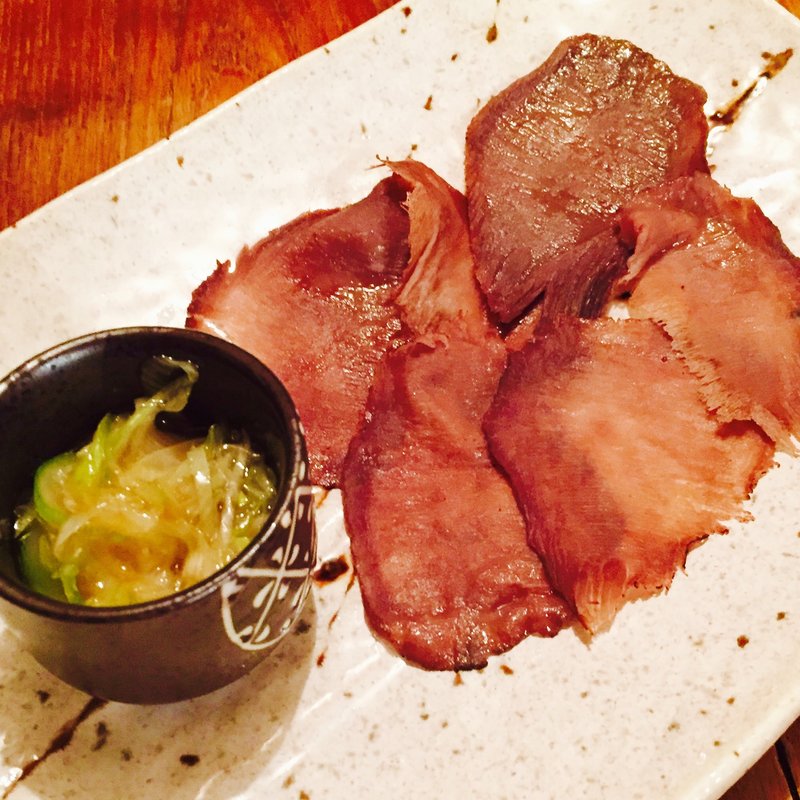 燻製牛タンの炙りにウマ塩ネギを乗せて(煙　燻製バル　トリベーネ 心斎橋店 （ケムリクンセイバルトリベーネ）)