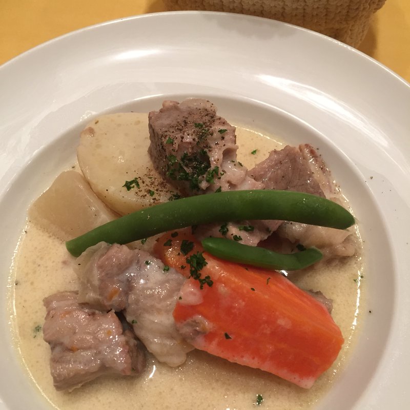 ランチ：牛バラ肉のフリカッセ(Aux Délices de Dodine 東京ミッドタウン八重洲店)