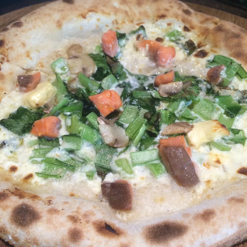 スモークサーモンと小松菜のクリームチーズ ピッツァ(MOKICHI TRATTORIA)