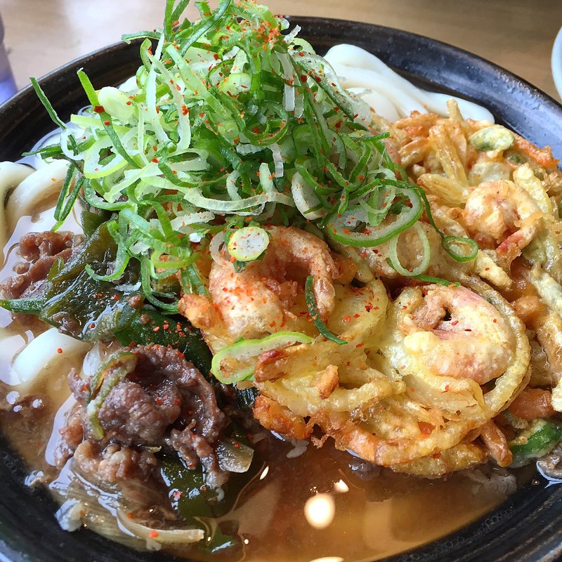 野菜かき揚げうどん  お肉トッピング(牧のうどん 加布里本店)