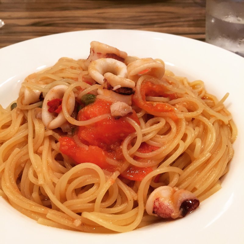 ヤリイカとフレッシュトマトのアーリオオーリオ(エッセンス テラスダイニングバー essence Terrace Dining BAR)