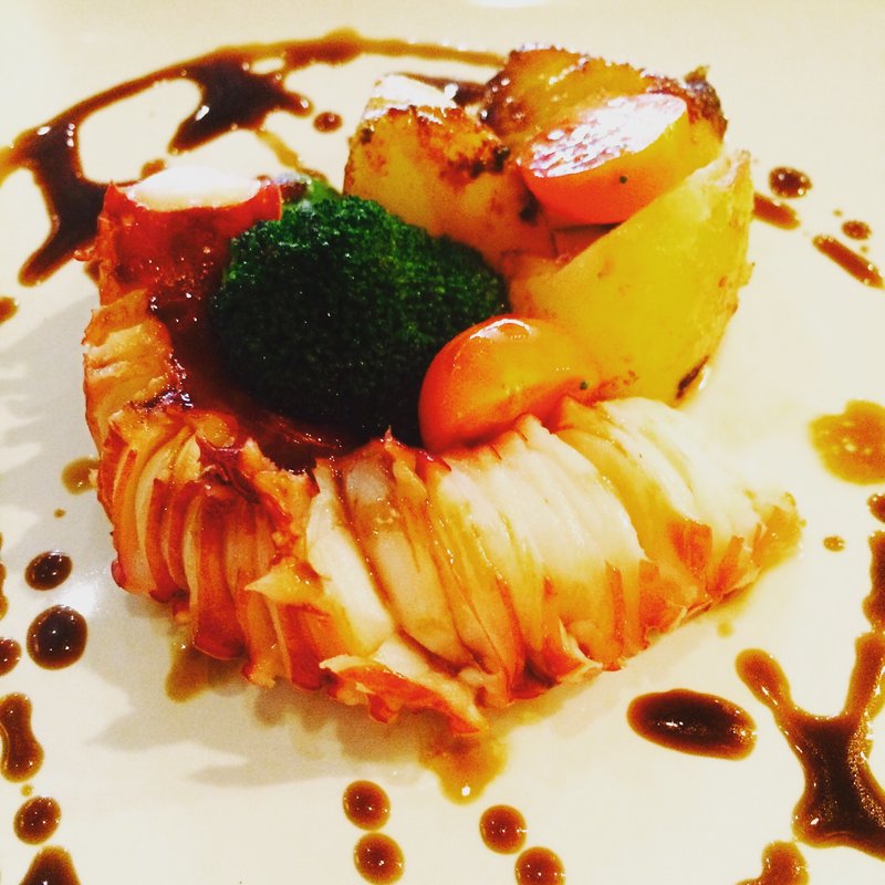 丸ごとタコ足のステーキ(和食バル ジャポン)