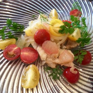 白身魚のカルピオーネ トマトとグレープフルーツのサラダ添え(イゾラ トラットリア （ISOLA TRATTORIA）)