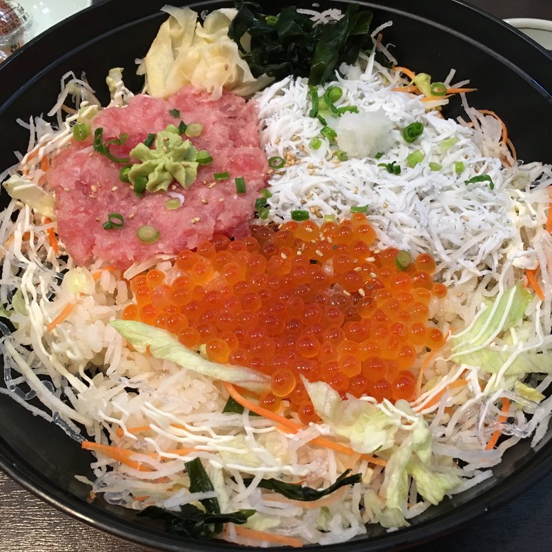釜揚げしらす3色丼(とびっちょ)