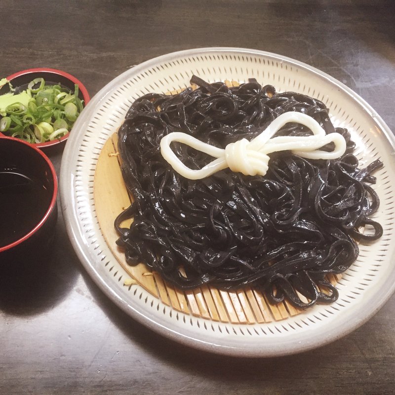 竹炭黒ざるうどん(官兵衛うどん)
