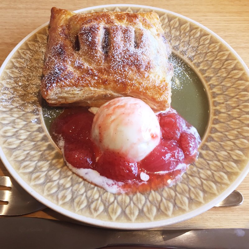 オーガニックチョコバナナパイ 〜自家製バニラアイス&苺ソース添え〜(カフェくらた)