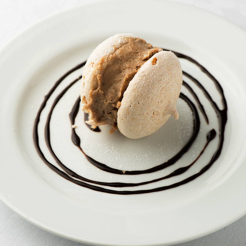 和栗ムースのマカロン(クニオミ　ル・ネオ・ビストロ （ＱＵＮＩＯＭＩ　le neo bistrot）)