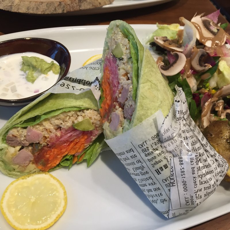 グラスフェッドビーフとべっぴんレモン、アボカドのラップロール  PLATE(PANINO VINO)