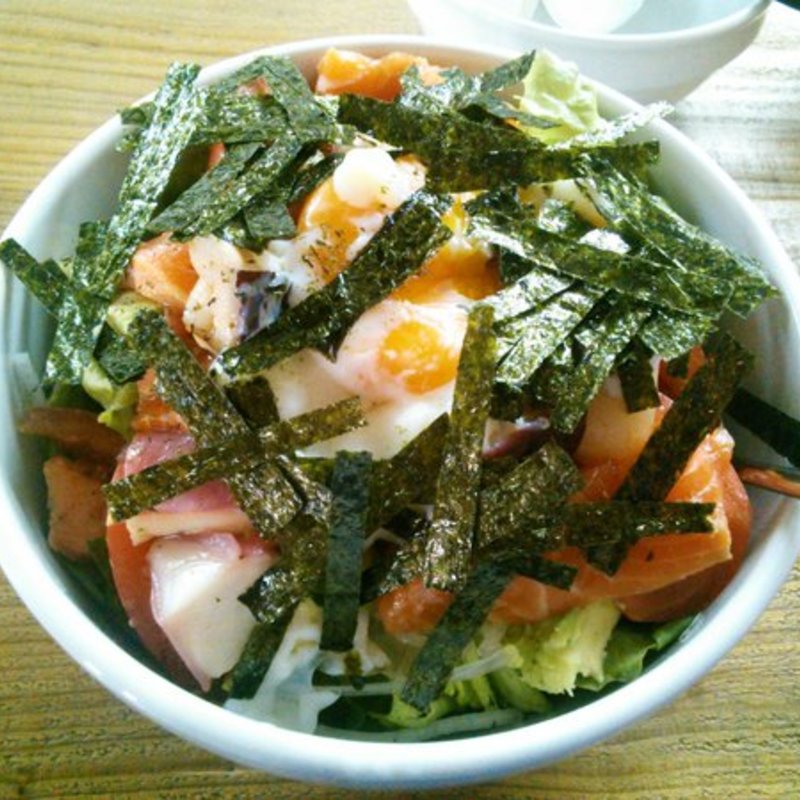 サーモン漬けとタコとアボカドのサラダ丼の温玉のせ(コンテナ カフェ＆バー （CONTAINER Cafe&Bar）)