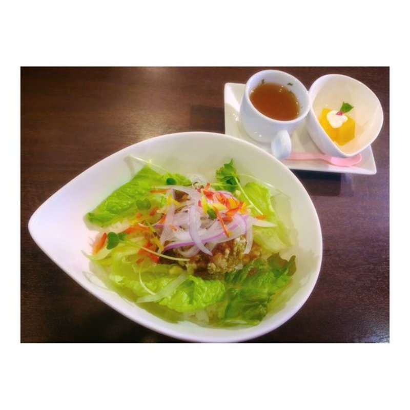 バジルチキンサラダ丼(スマイル・ジャンキー原宿ベースカフェ)