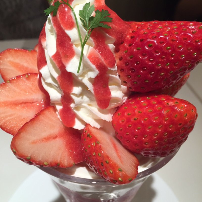 ストロベリーヨーグルトパフェ(京橋千疋屋 東武池袋6F パーラー)