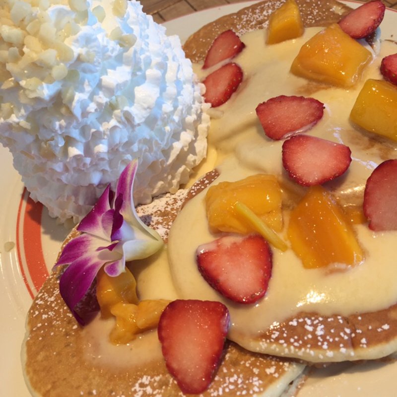 とちおとめとマンゴーのパンケーキ(Eggs 'n Things お台場店)