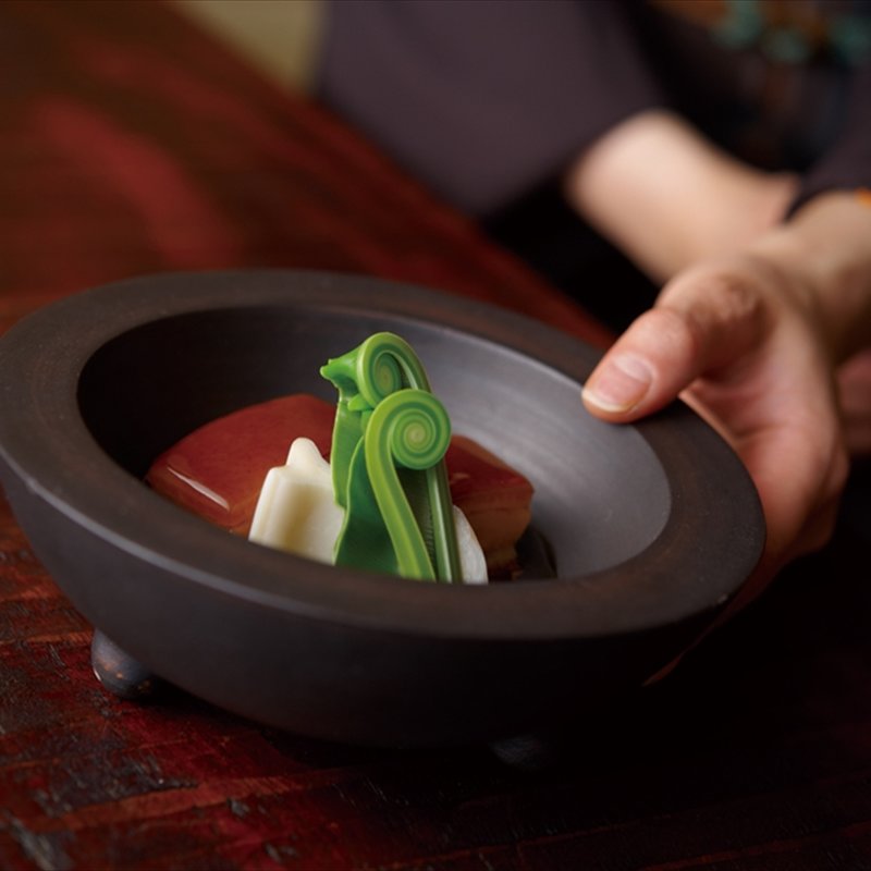 豚の角煮とワラビ(赤坂潭亭)