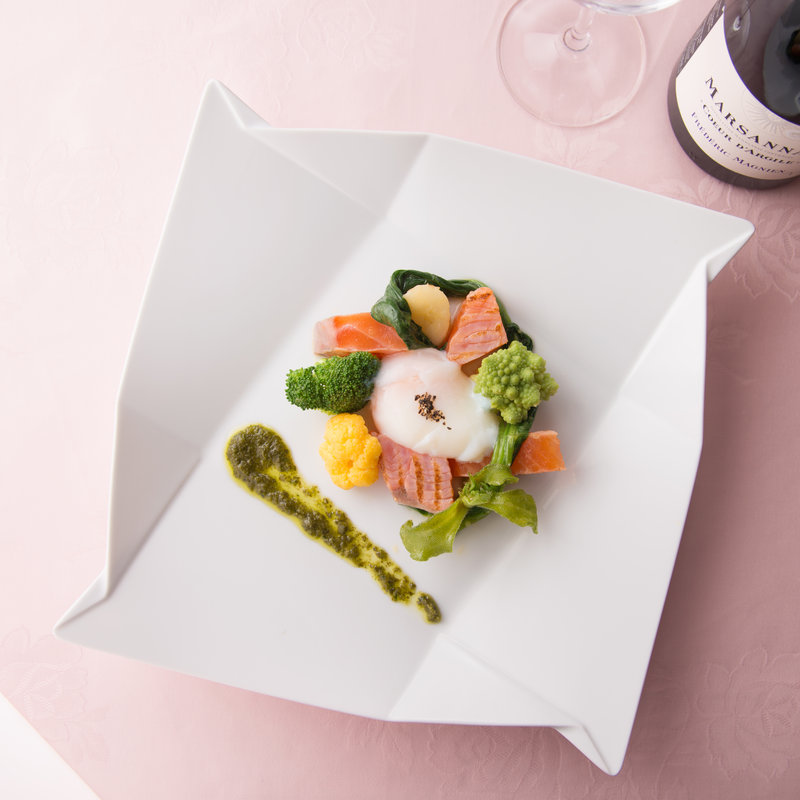 サーモンの軽い燻製　温玉とともに(ラブレー)