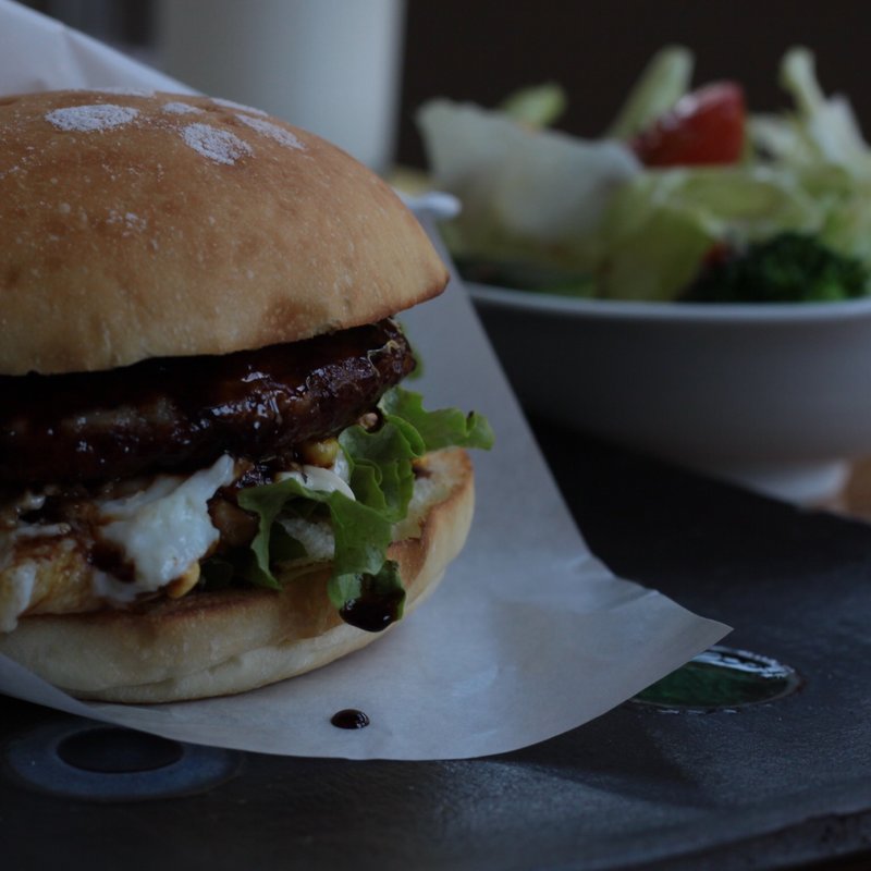 月見バーガーセット（サラダ、ドリンク付）(竜門峡奥の院木もれ陽)