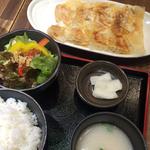 餃子定食(赤坂ちびすけ OOTEMORI店)