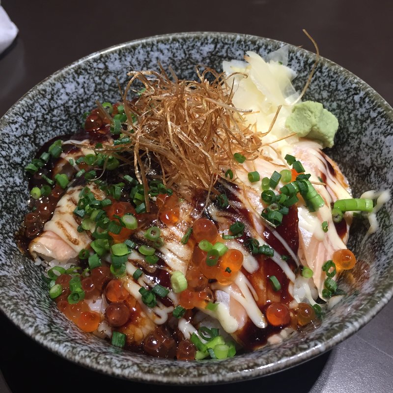 炙りサーモン丼揚げ葱のせ(板前寿司 六本木店 )