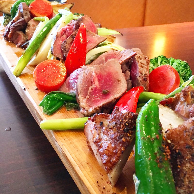 丹波あじわい鶏の焼いたん黒七味風味　京野菜添え(ミマスヤ モナミ （みます屋 MON AMi）)