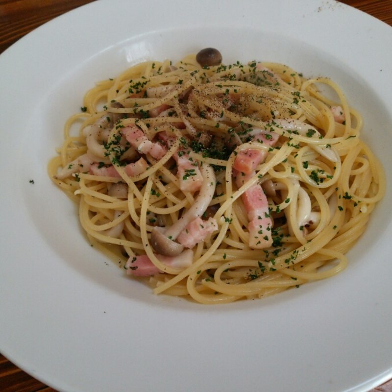 ベーコンとしめじのペペロンチーノ(イタめし屋 GUSTO)