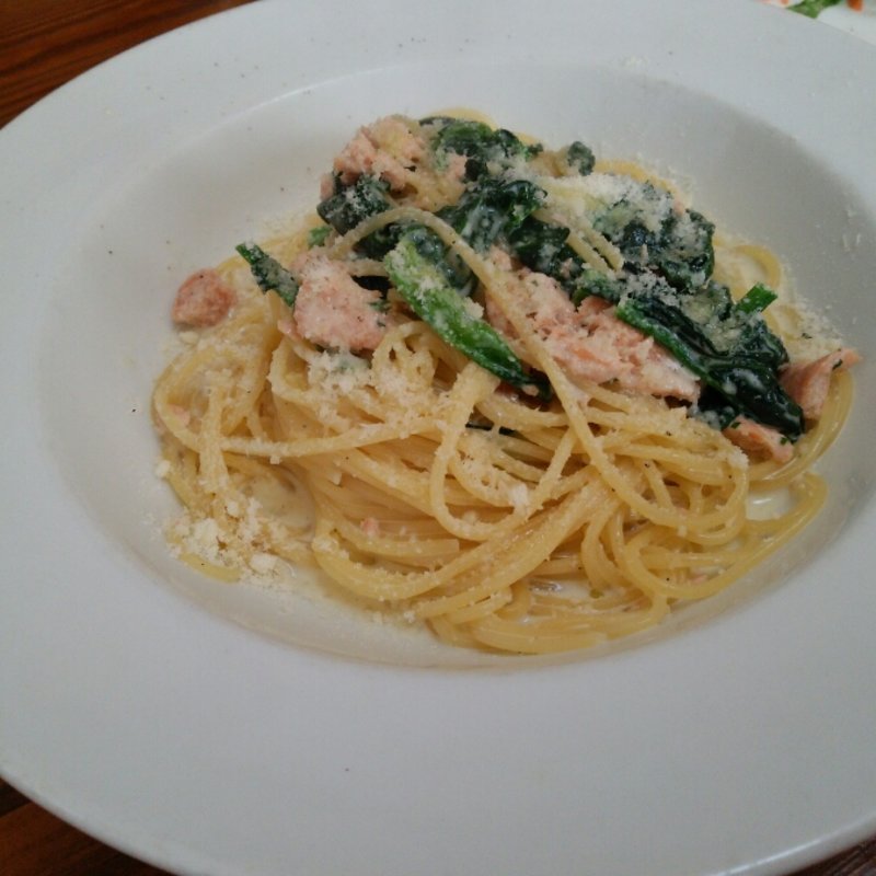 サーモンとほうれん草のクリームスパゲティ(イタめし屋 GUSTO)