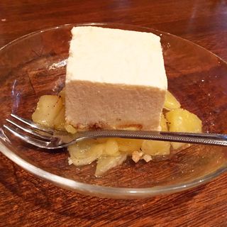 島豆腐のアイスケーキ 夏果実のソース添え(パイン館のとなり )