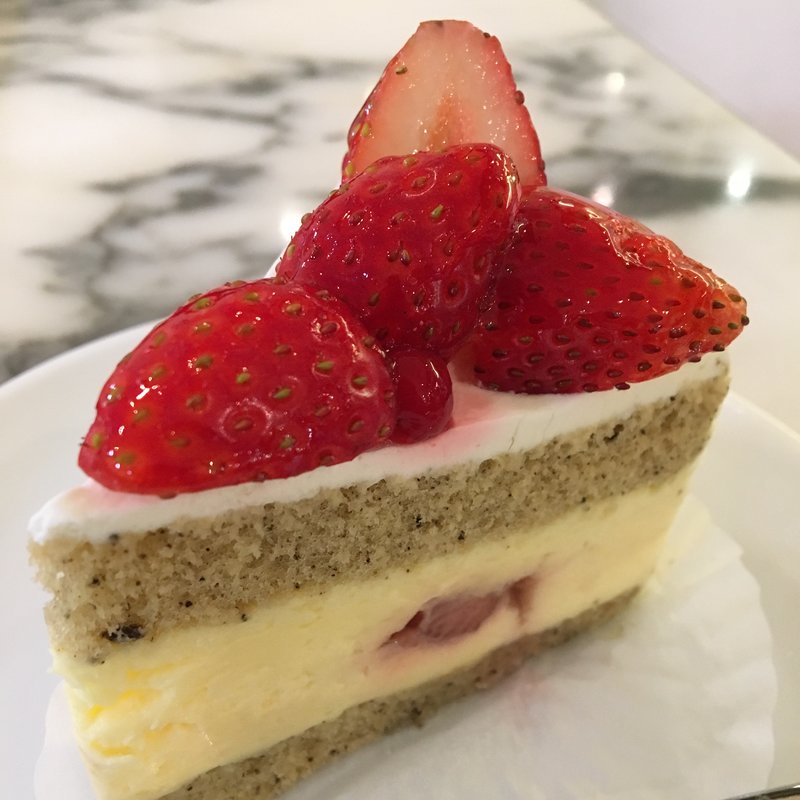 紅茶と苺のケーキ(ケユカ クイーンズイースト店 )