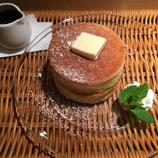 しっとりふわふわ自家製厚焼きホットケーキ(画廊喫茶 神宮苑 神宮前 カフェ&キッチン cafe)